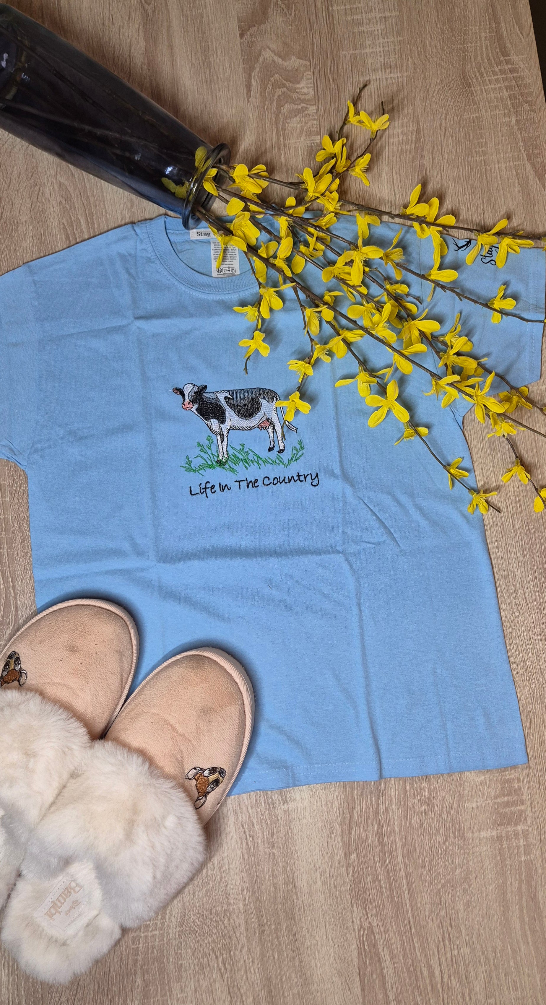 Blue t-shirt with a cow emroidery