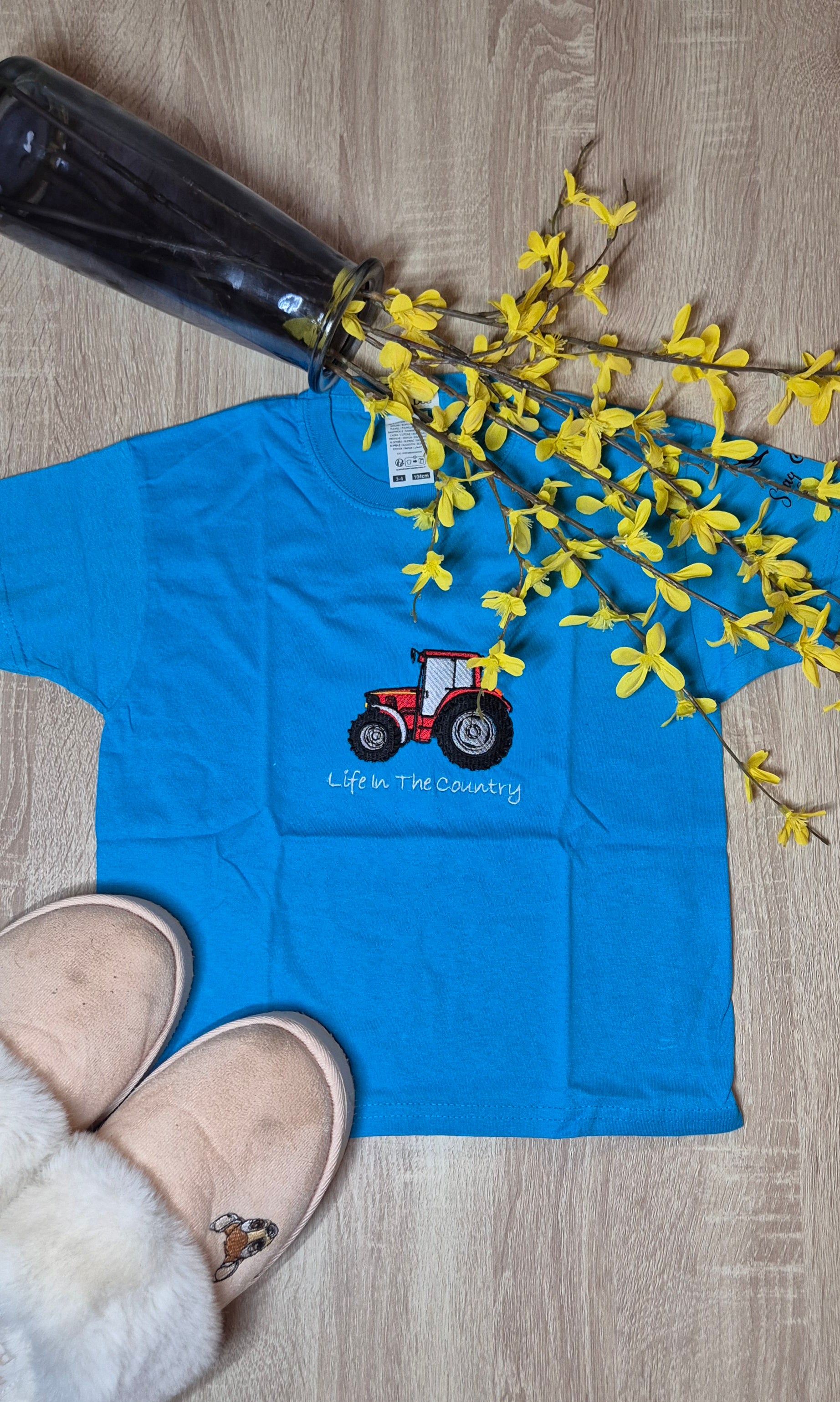Blue t-shirt with a red tractor embroidery