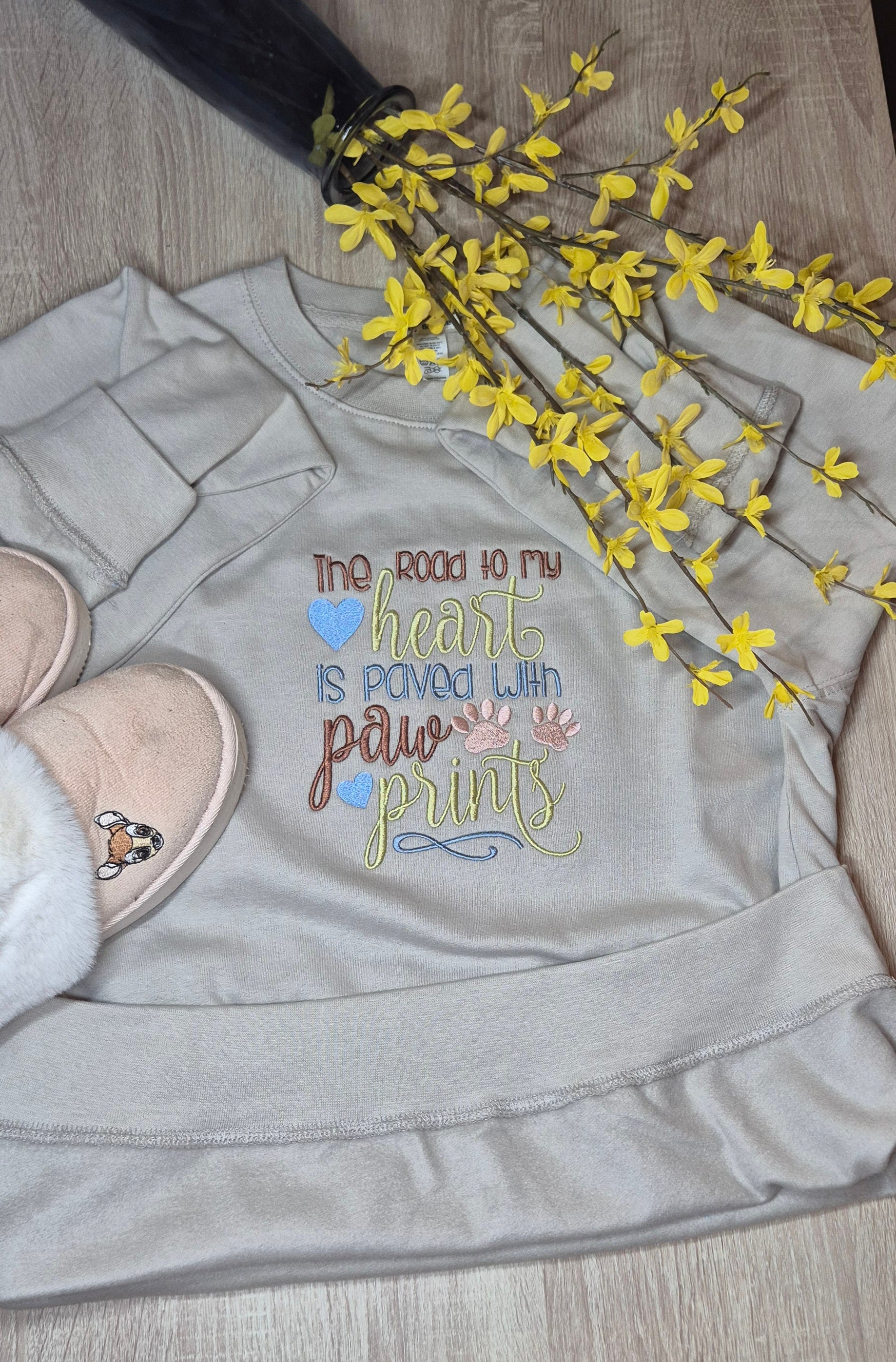 Grey sweatshirt with embroidered dog slogan