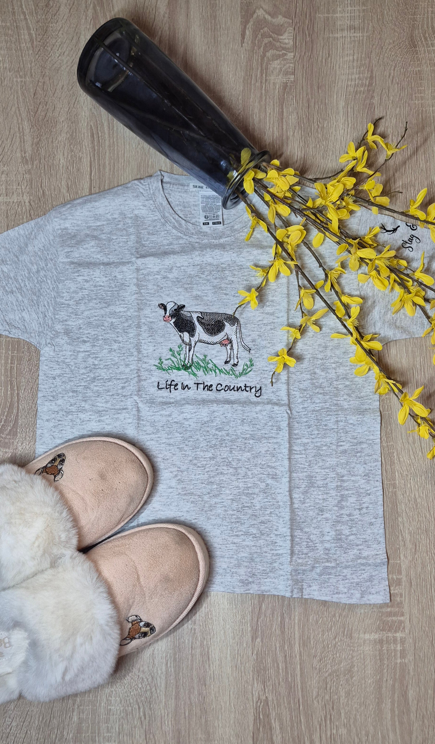 Gray t-shirt with a cow embroidery