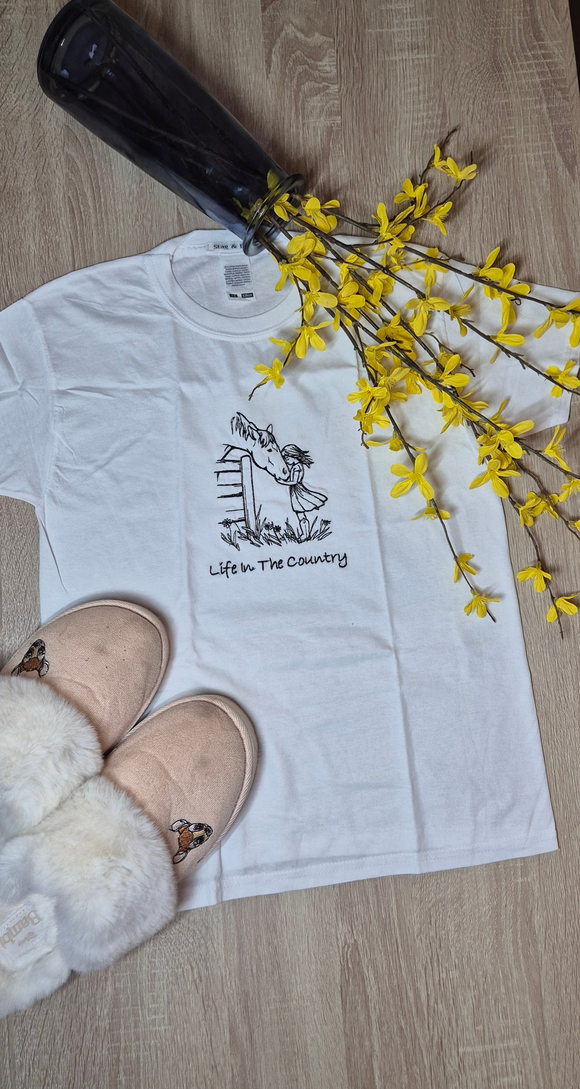White t-shirt with horse and girl embroidery